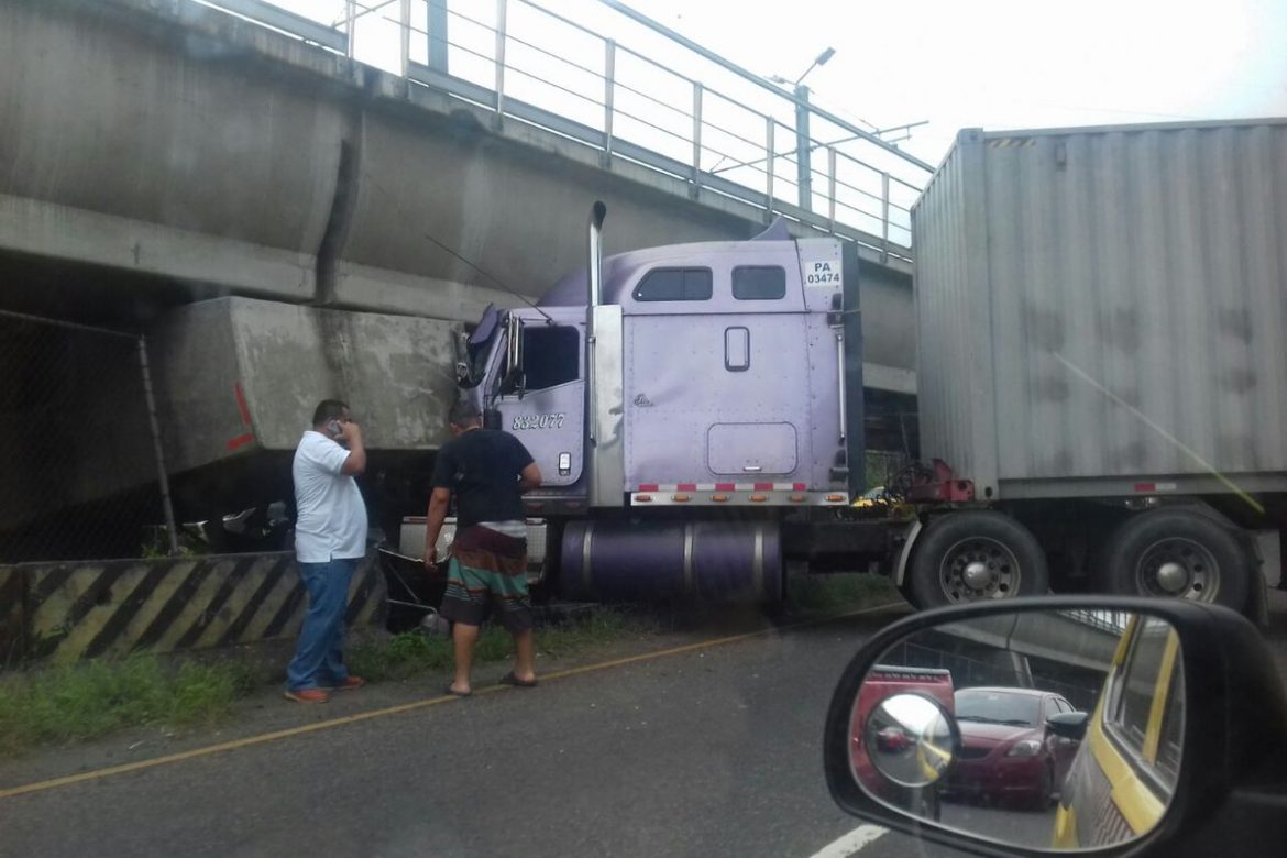 Camión choca estructura del Metro y  paraliza el tráfico en San Isidro