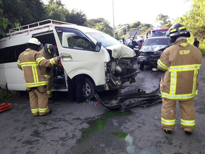 Accidente de tránsito entre camioneta y busito coster deja 19 heridos en Coclé