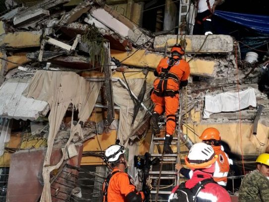 Rescatistas panameños ubican tres cuerpos bajos los escombros en México