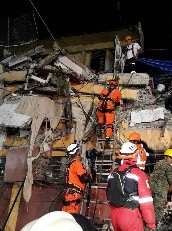Rescatistas panameños ubican tres cuerpos bajos los escombros en México