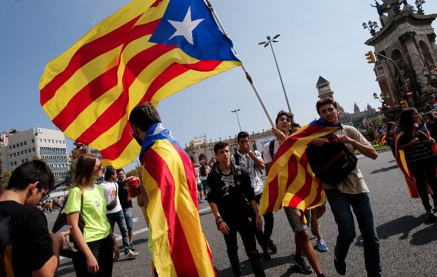 La policía cierra centros de voto en Cataluña pero la resistencia continúa