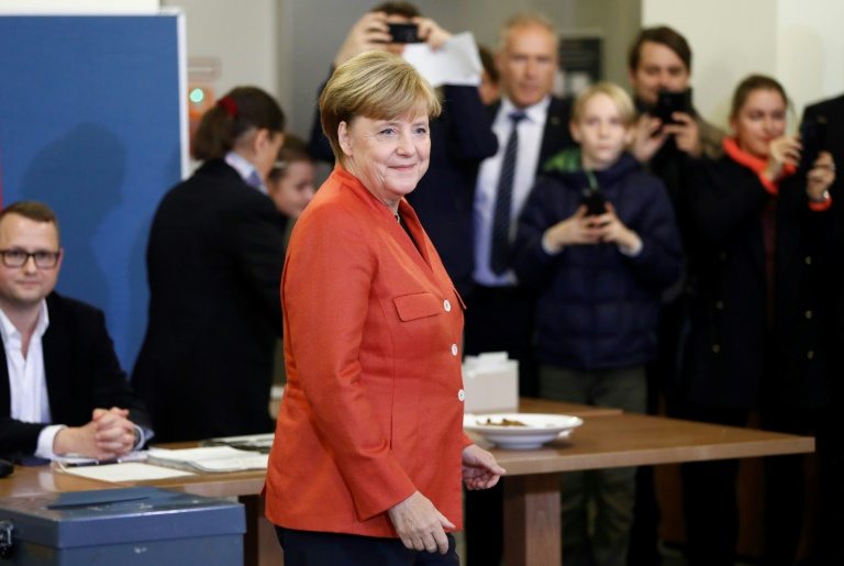 Angela Merkel sufre temblores durante una ceremonia oficial