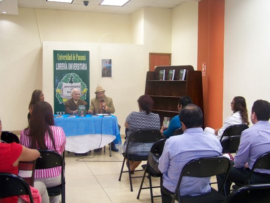 Presentan primera edición de novela Río panameña “El hueco del Comején”