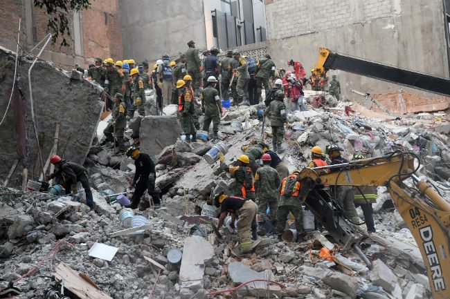 Sin tregua, México busca desenterrar sobrevivientes tras devastador terremoto