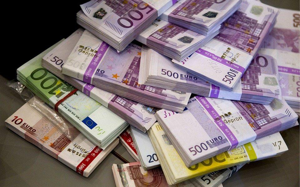 Suiza trata de averiguar porqué alguien tiró 100 mil euros por el retrete