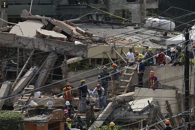 Continúan los esfuerzos para rescatar a pequeña atrapada bajo escombros en México