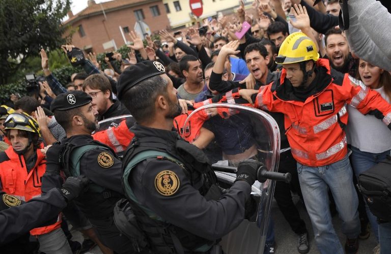 Incidentes por referéndum en Cataluña dejan más de 400 heridos