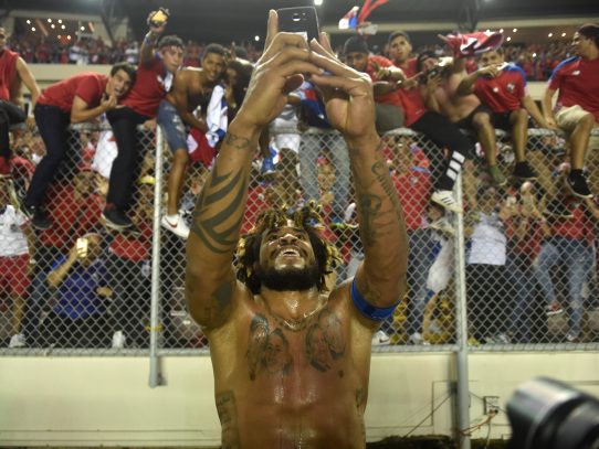Defensa panameño Román Torres se lesiona a mes y medio del Mundial