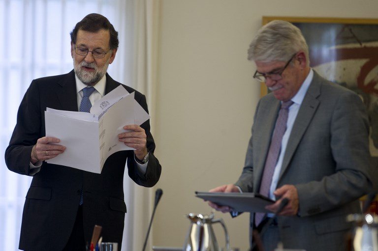 Rajoy destituye al gobierno catalán y convoca elecciones tras declaración de independencia