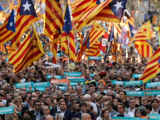Independentistas catalanes preparan respuesta a la intervención de Rajoy