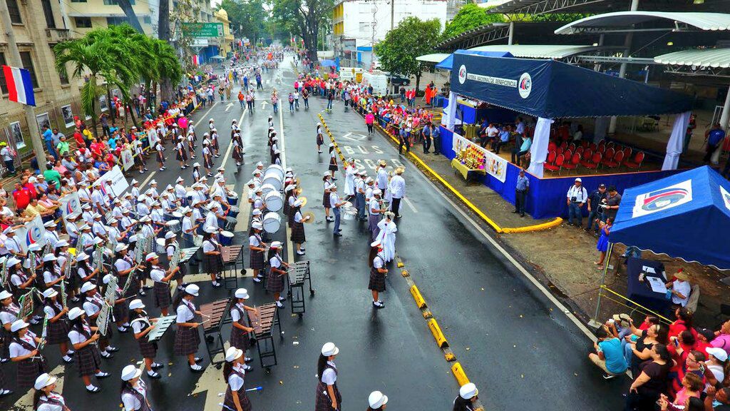 Avanza desfile de colegios en el XXI encuentro de Bandas Estudiantiles