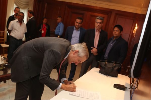 Gobierno y trabajadores del IDAAN firman acuerdo