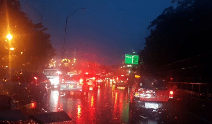 Colisión en puente Centenario provoca gran congestionamiento vehicular, 5 heridos