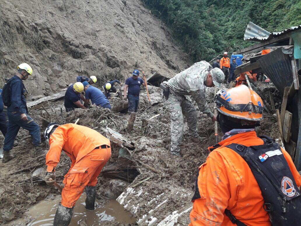 Ubican los 6 cuerpos sepultados por deslizamientos en Cerro colorado