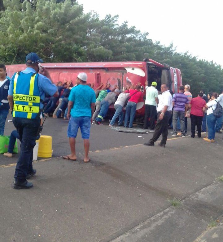 Vuelco de autobús en la Vía Interamericana en Coclé deja 8 heridos