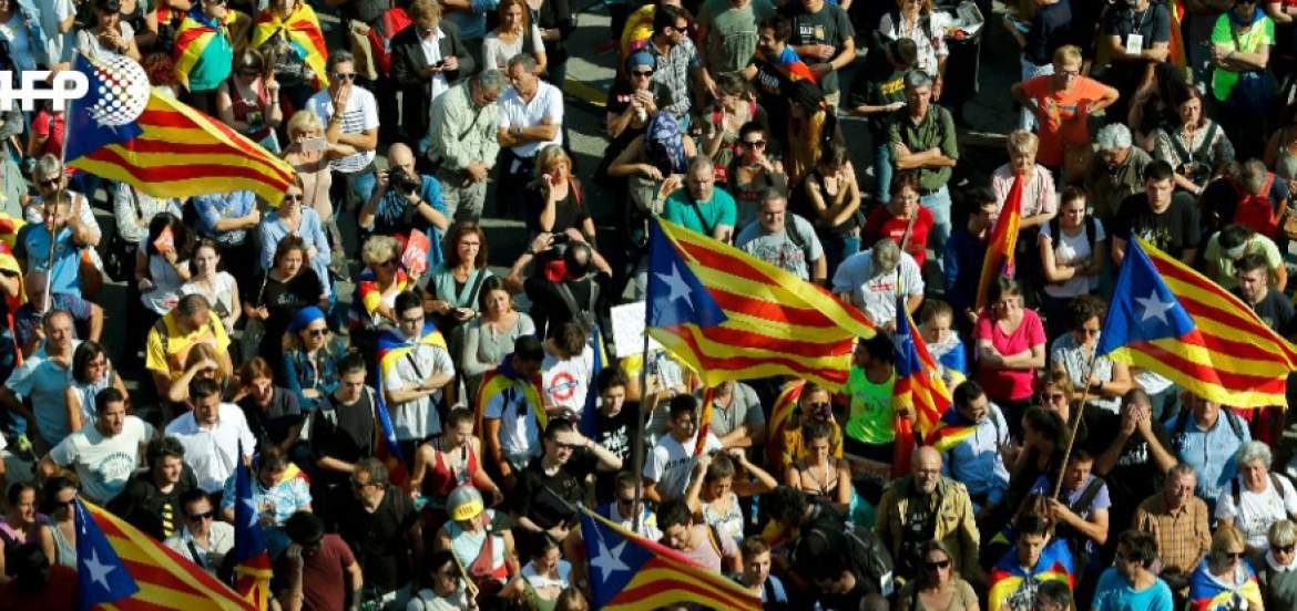 El parlamento catalán proclama una "República" independiente