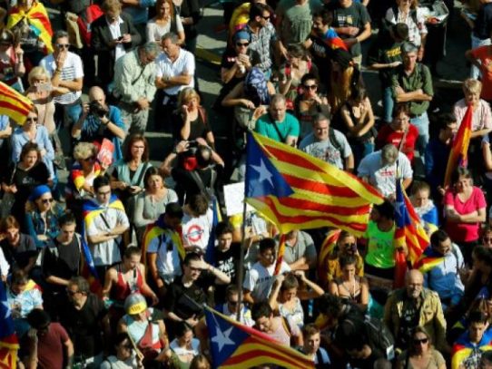 El parlamento catalán proclama una "República" independiente