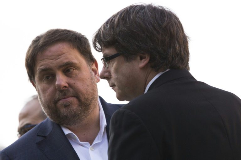 El destituido presidente catalán y sus consejeros se entregan en Bélgica