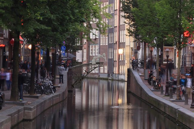 Holanda inaugura el primer puente construido con una impresora 3D