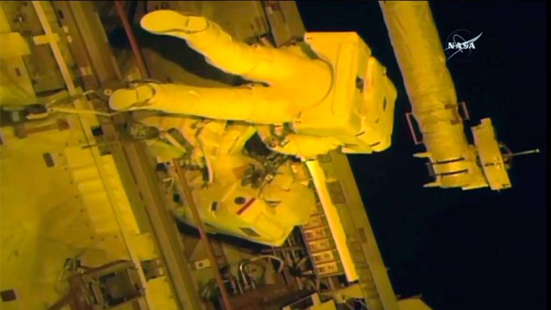 Astronautas ponen a punto el brazo robótico de la estación espacial