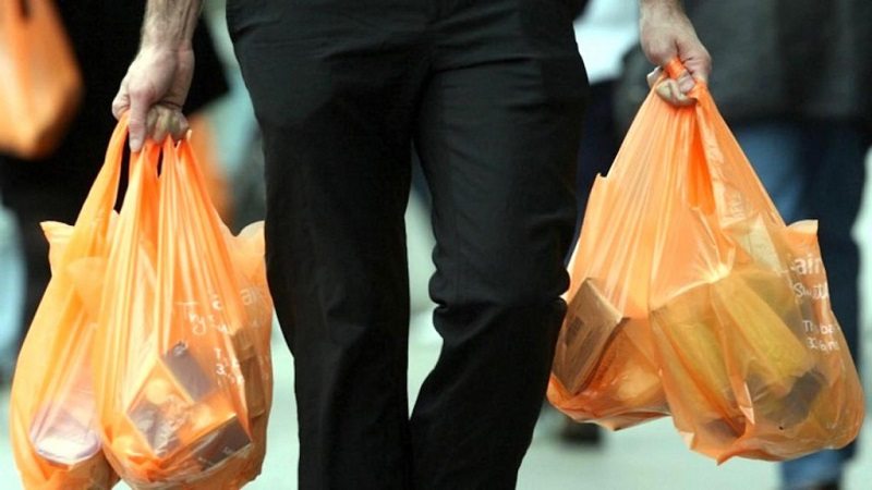 Aprueban ley que prohíbe el uso de bolsas plásticas en comercios