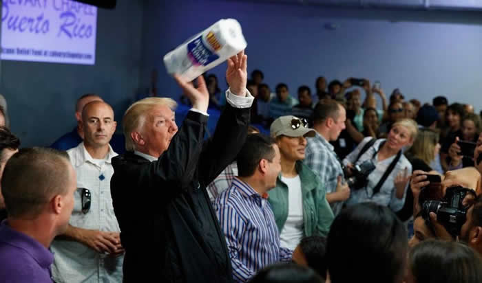 Trump tiró papel higiénico a damnificados en Puerto Rico