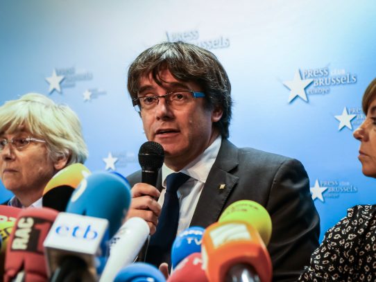 El independentista catalán Puigdemont deja la presidencia de su partido