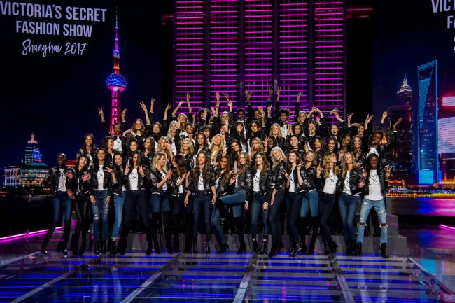 Victoria's Secret se estrena en China con un desfile con varios tropiezos