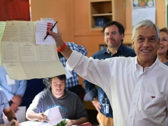 Derechista Piñera y socialista Guillier van a segunda vuelta en Chile