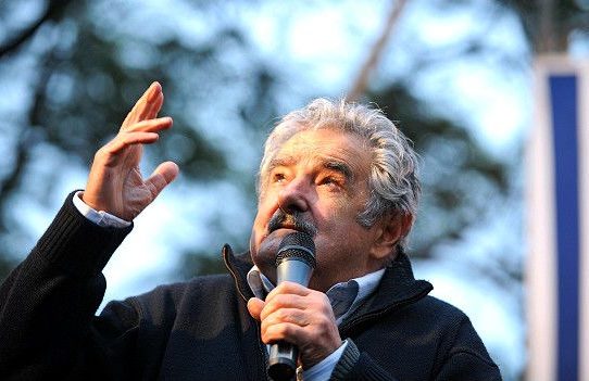 José Mujica pide a los colombianos colaborar porque Petro "no puede hacer magia"