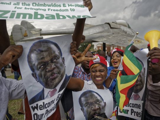 Mnangagwa llega a Zimbabue para ser investido presidente tras dimisión de Mugabe