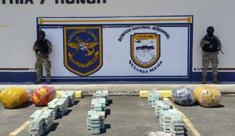 Retienen lancha con 215 paquetes de presunta droga en Colón