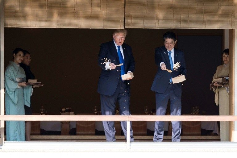 Trump pierde la paciencia al alimentar peces en un estanque durante visita a Japón