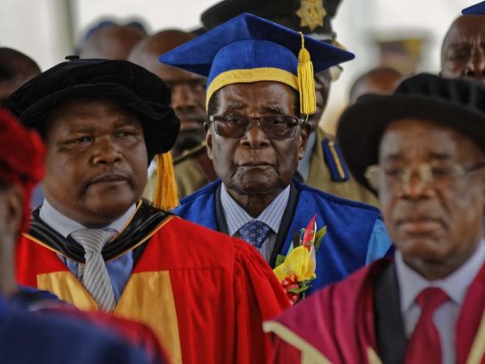 Primera aparición pública de Mugabe desde el golpe militar en Zimbabue
