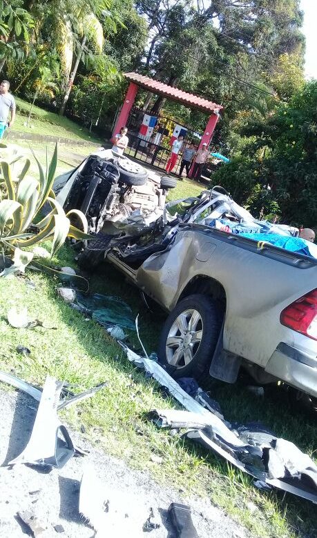 Colisión entre vehículo sedán y pick-up deja tres víctimas fatales en Penonomé