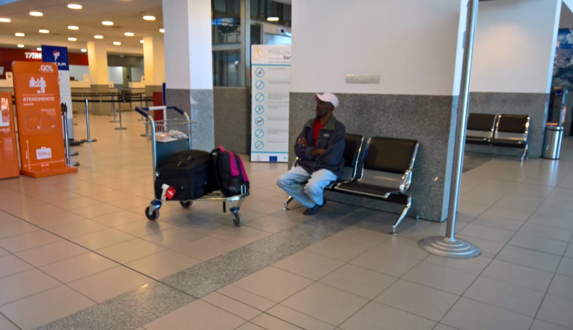 Como Tom Hanks en "La Terminal": haitiano atrapado en aeropuerto argentino