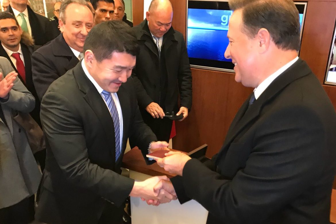 Presidente Varela firma primeras visa estampada para ciudadanos chinos
