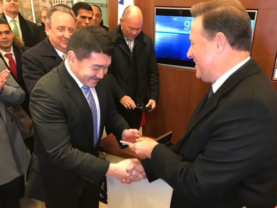 Presidente Varela firma primeras visa estampada para ciudadanos chinos