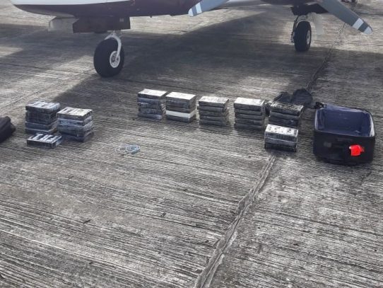 Incautan 39 paquetes de supuesta droga en vuelo privado en frontera con Colombia