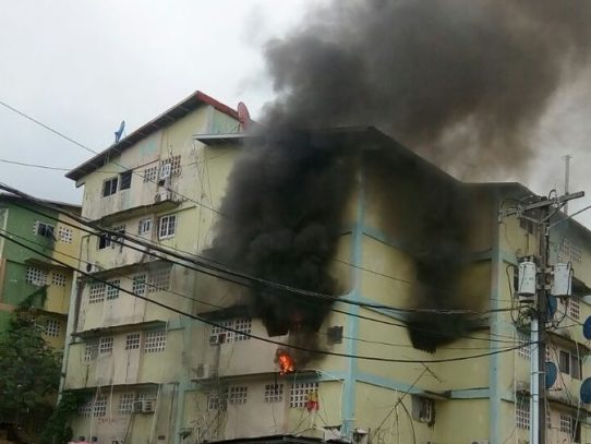 Controlan incendio registrado en una multifamiliar en la provincia de Colón
