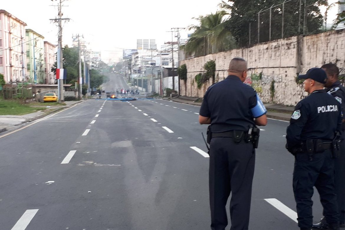 Policía interviene para reabrir la Avenida Nacional cerrada por manifestantes