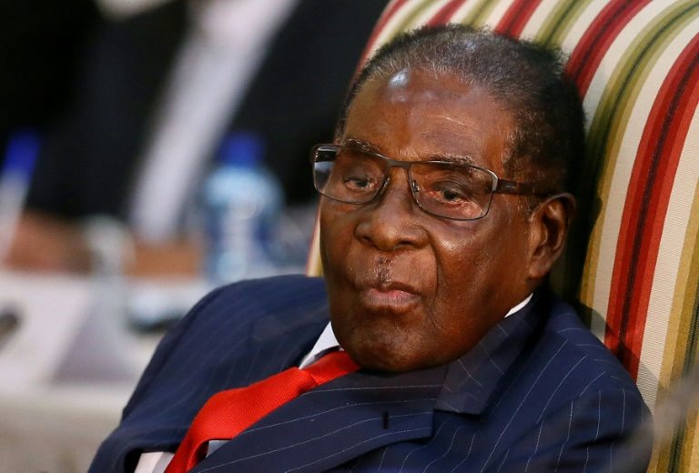 Nuevo gobierno en Zimbabue decreta feriado el cumpleaños de Mugabe