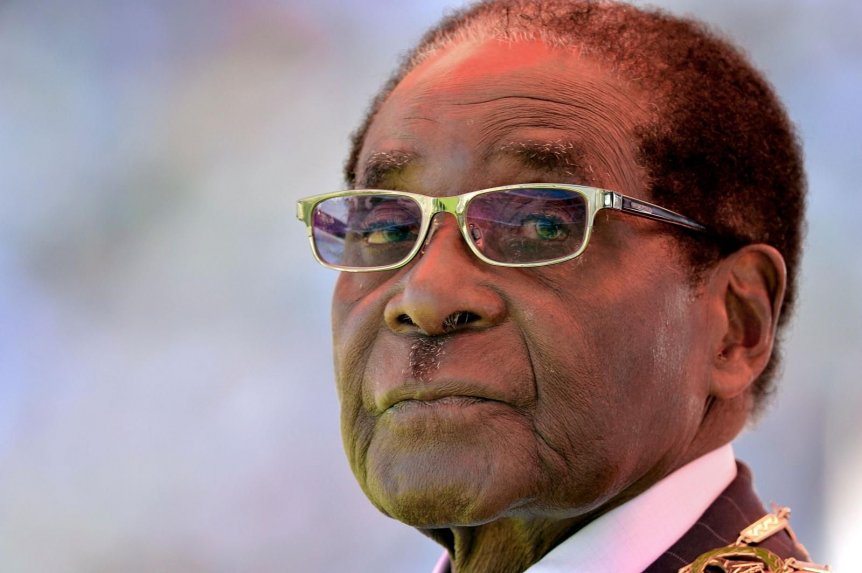 Presidente Mugabe brinda discurso rodeado de militares y no anuncia dimisión
