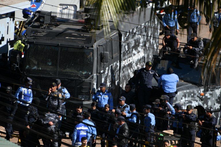 Policías hondureños acuerdan con el gobierno no reprimir a manifestantes