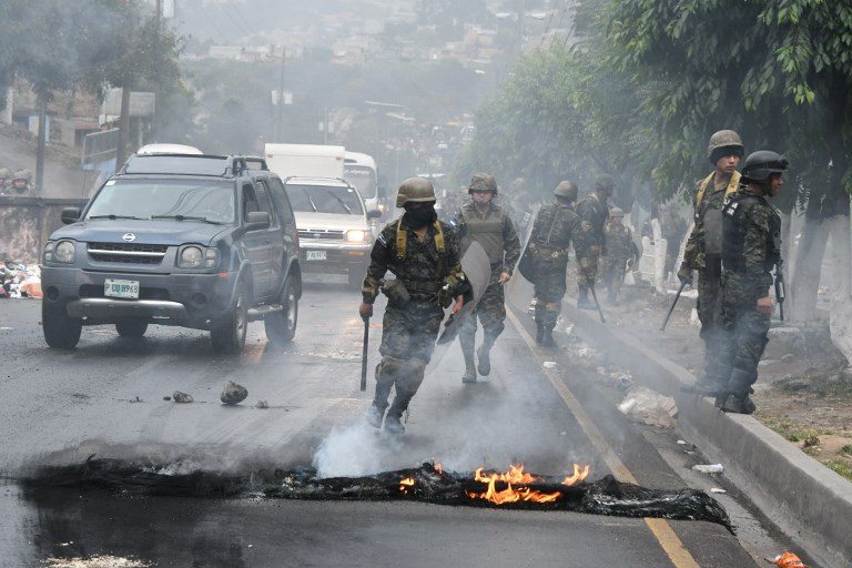 Opositores hondureños bloquean vías tras atribución de elección a Hernández