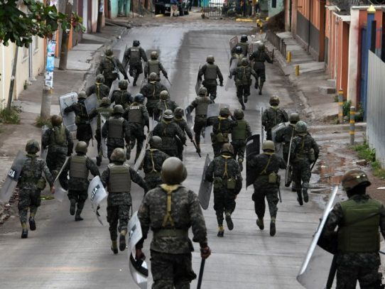 Oposición hondureña protesta ante militares por "crímenes" en comicios
