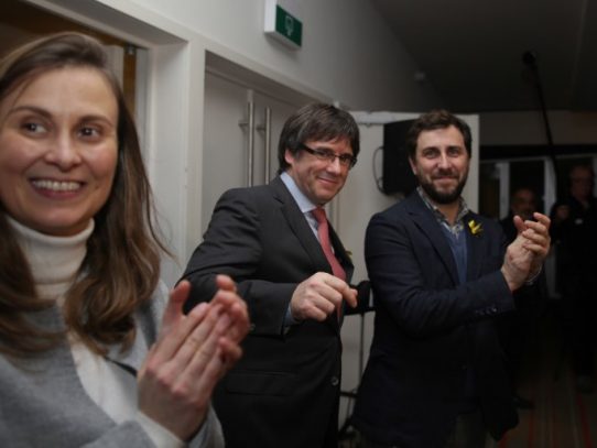 Presidente catalán destituido Puigdemont celebra una victoria electoral que "nadie puede discutir"