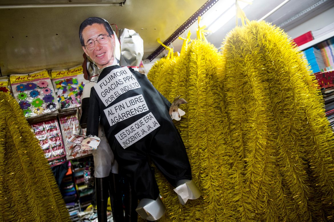 Piñatas de Kuczynski y Fujimori serán quemadas en año nuevo en Perú