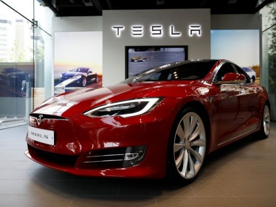 SpaceX confirma los planes de Musk de enviar un Tesla al espacio
