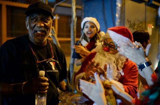 ¡Danos comida!", gritan a un Santa Claus en las apagadas calles de Caracas